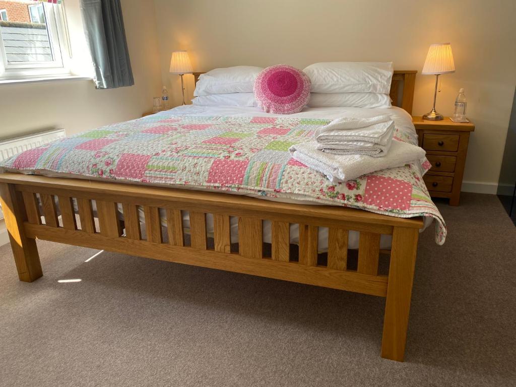 Llit o llits en una habitació de Wellington view one en suite shower and super king bed