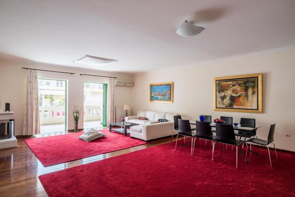 uma sala de estar com um sofá e um tapete vermelho em Spacious 3bedroom Apartment Nafplion em Nafplio