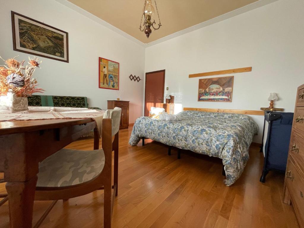 a bedroom with a bed and a table and a desk at Villetta la Fortezza in Radicofani