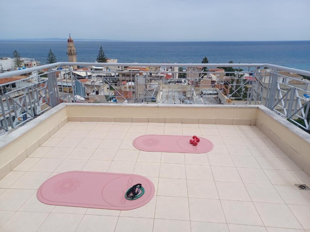 Bazén v ubytování Stargaze Apartment with Sea View nebo v jeho okolí