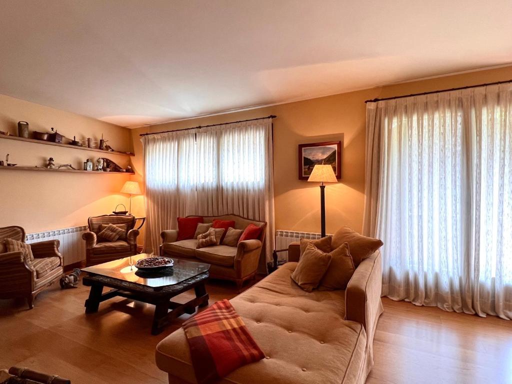 Areu的住宿－Apartament de la Vall Ferrera，客厅配有沙发和桌子