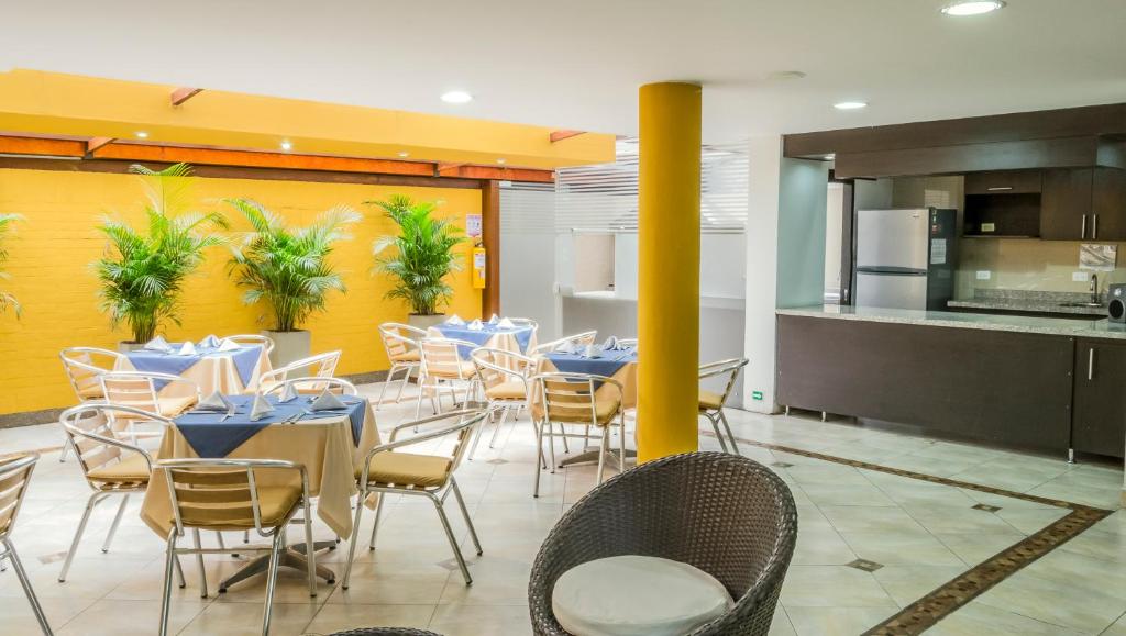 Restaurace v ubytování Hotel Regency Suites La Feria