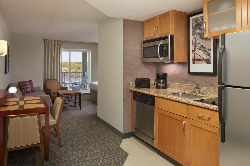 Kuchyň nebo kuchyňský kout v ubytování Residence Inn by Marriott Gravenhurst Muskoka Wharf