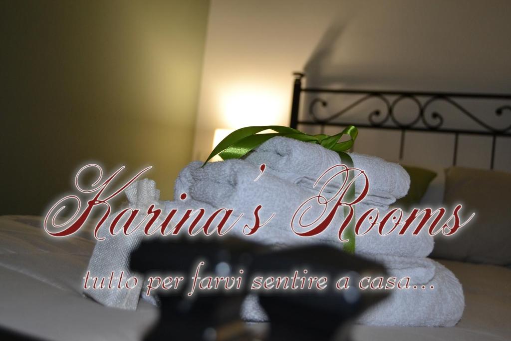 un mucchio di asciugamani seduti sopra un letto di Karina's Rooms a Taranto