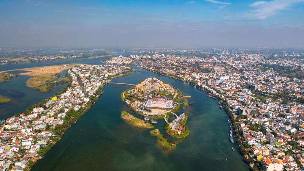 eine Luftansicht auf einen Fluss mit einer Stadt in der Unterkunft Tomorrow Boutique Villa Hoi An in Hoi An