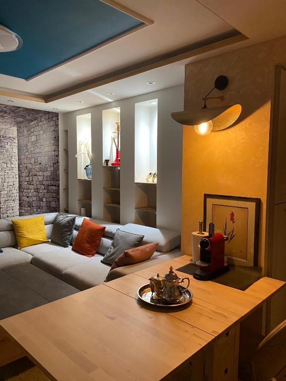 un salon avec un canapé et une table dans l'établissement Superbe appartement rénové et au bord de la mer, à Palavas-les-Flots