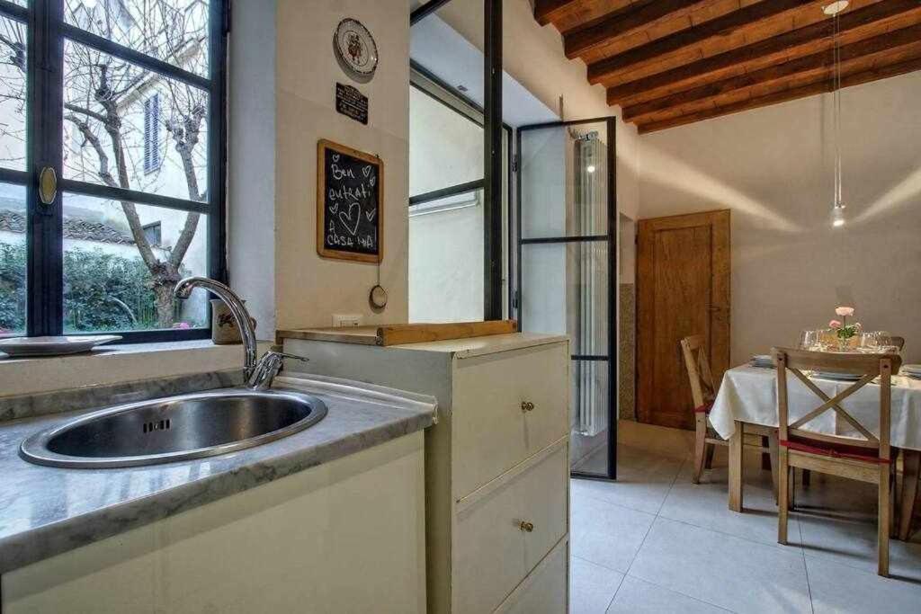 Kuchyňa alebo kuchynka v ubytovaní Il Tulipano Apartment With Patio