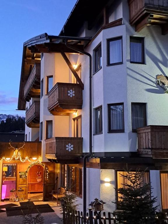 un edificio con balconi sul lato di Zwei Hirsche a Seefeld in Tirol