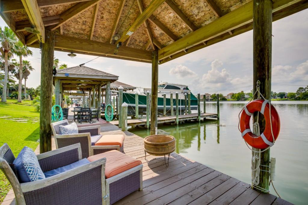 przystań z krzesłami i łódź na wodzie w obiekcie Waterfront Home 30 Mi to New Orleans with Boat Dock w mieście Slidell