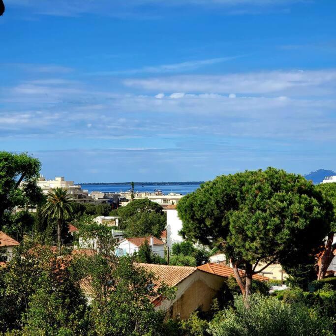 - une vue sur une ville arborée et une étendue d'eau dans l'établissement Grand studio localisation idéale, à Antibes