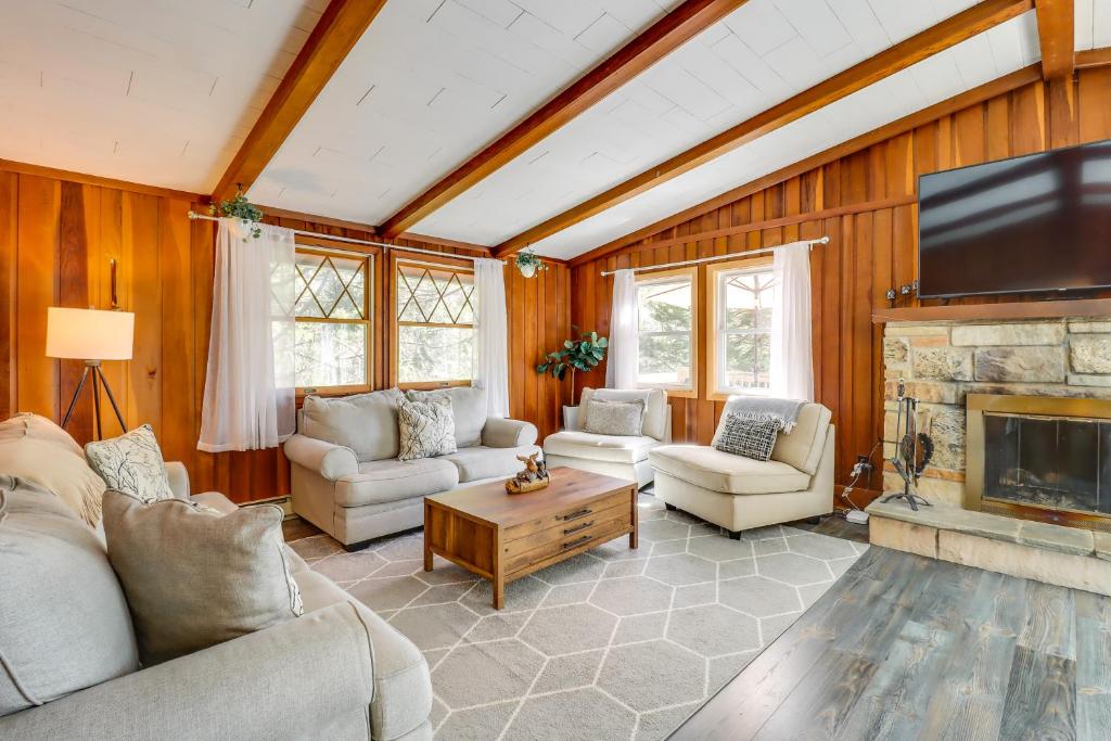 Lakefront Poconos Vacation Rental with Swim Dock!, Long Pond (updated