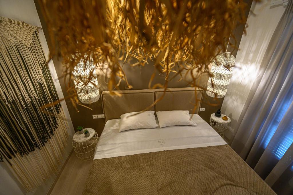 Postel nebo postele na pokoji v ubytování Eleni Zirganou Studios & Apartments