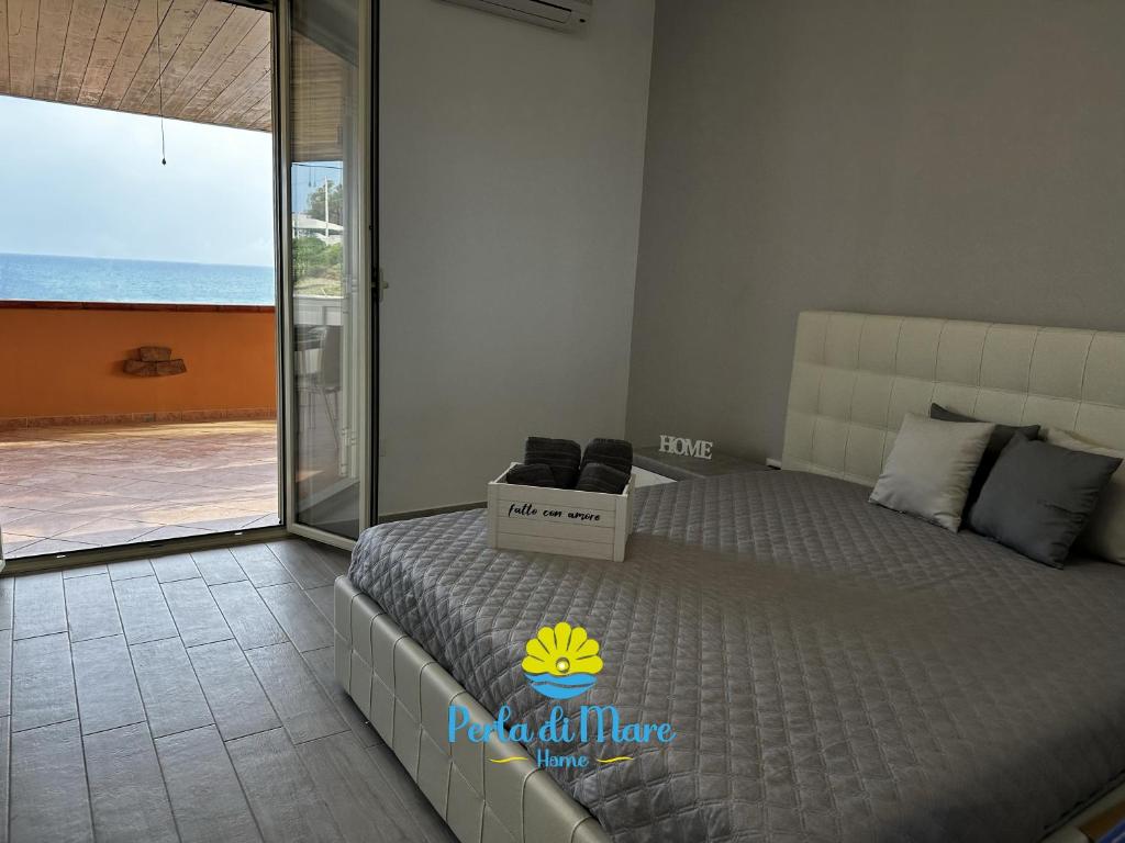 ein Schlafzimmer mit einem Bett und einer Pizza-Box darauf in der Unterkunft Perla di Mare in Siculiana