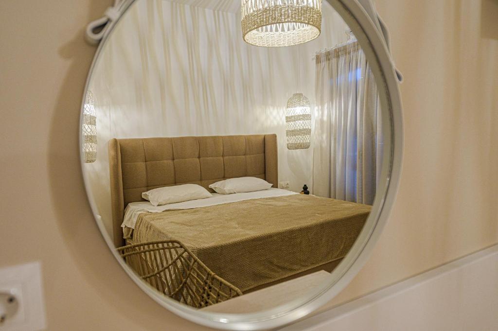 Postel nebo postele na pokoji v ubytování Eleni Zirganou Studios & Apartments