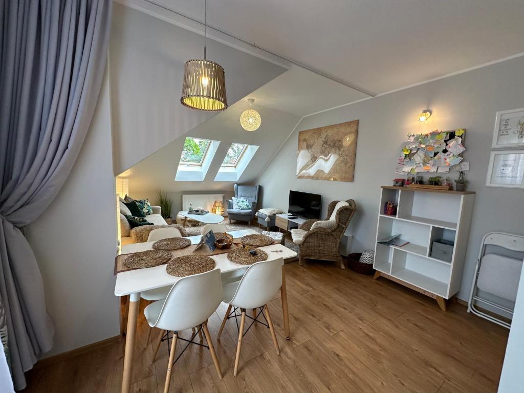 - une salle à manger et un salon avec une table et des chaises dans l'établissement Comfort Zone Ostroda BOHO SCANDI, à Ostróda
