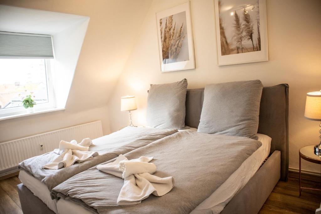 a bed with white towels on it in a room at Wohnung für 4 Gäste in Laatzen Messe- und Citynah in Hannover