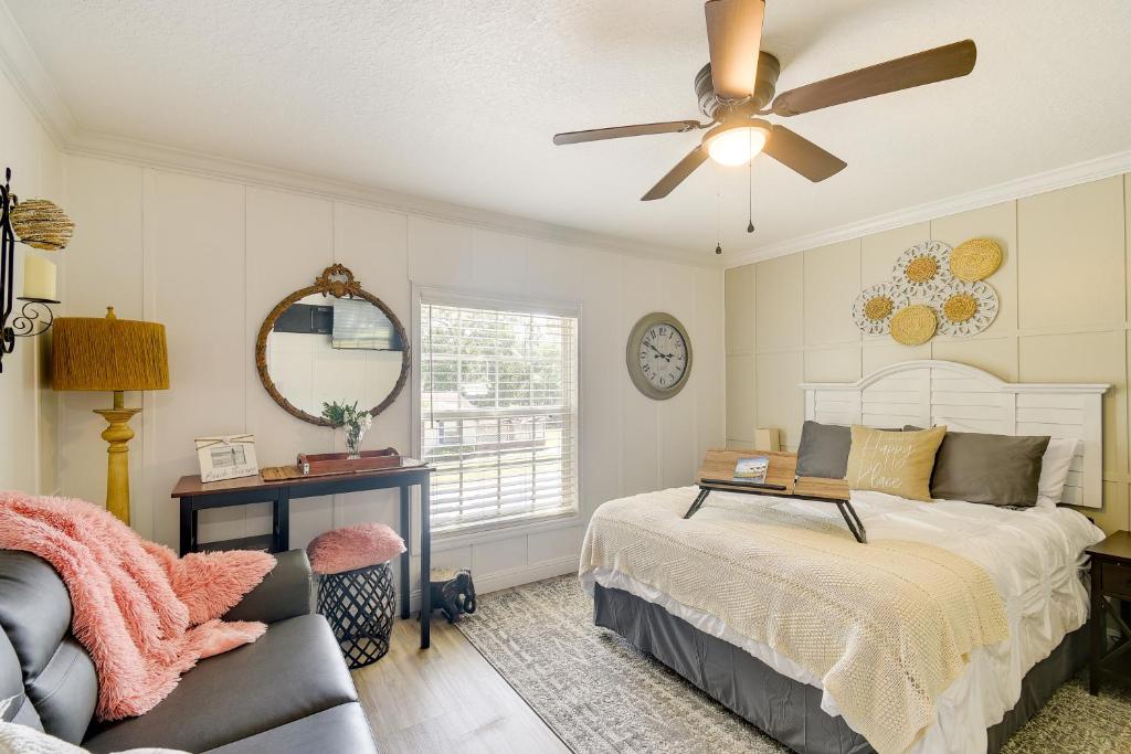 een slaapkamer met een bed en een plafondventilator bij Adorable Studio about 1 Mi to Cherry Grove Beach! in Myrtle Beach