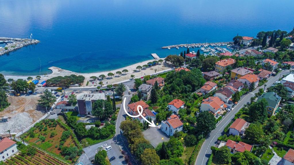 - une vue aérienne sur une ville à côté de l'océan dans l'établissement Brand new apartments Villa Tereza Icici, 100m from the beach, à Ičići