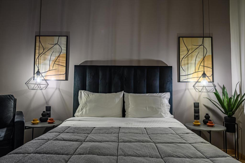 Postel nebo postele na pokoji v ubytování Eleni Zirganou Studios & Apartments