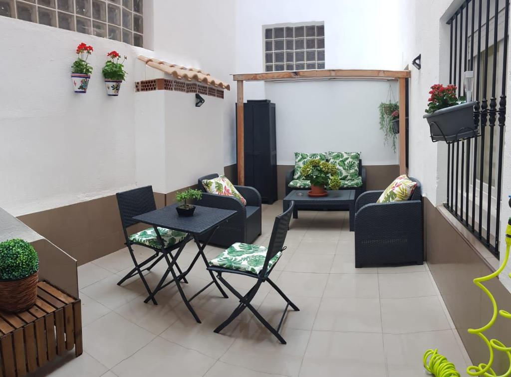 d'une terrasse avec des chaises, une table et une table. dans l'établissement Apartamento Pepi Adults Only, à Santa Pola