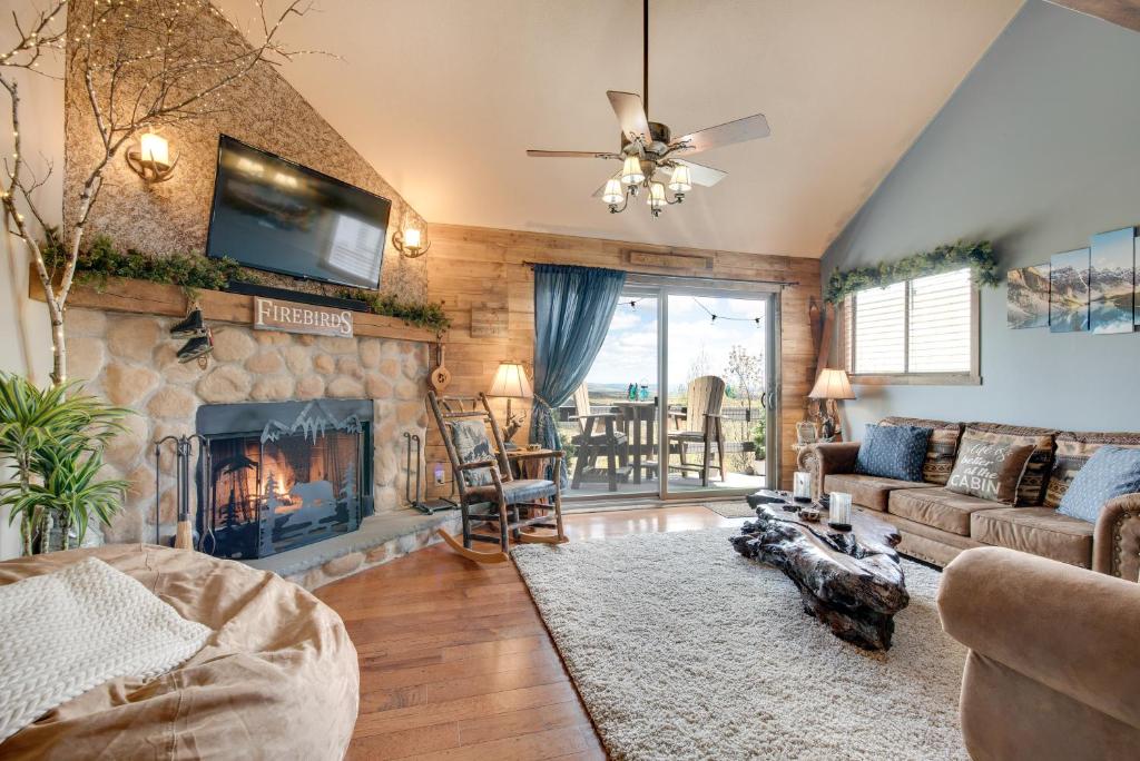 Camelback Retreat with MountainTop Views and Pool!, Tannersville