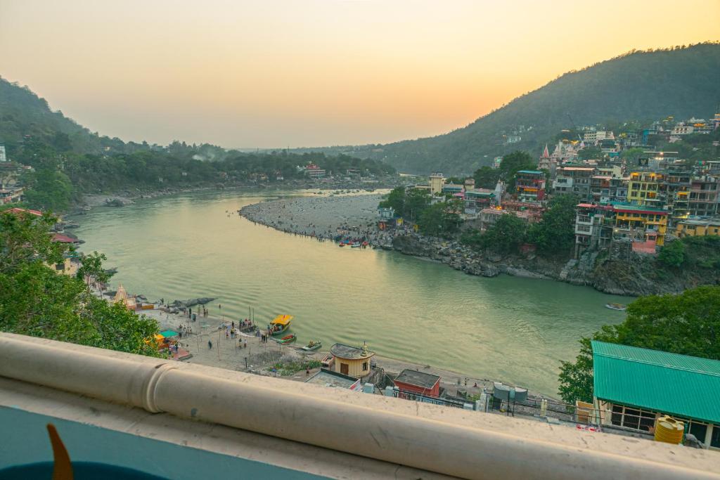 vistas a un río con edificios y a la ciudad en Madpackers Rishikesh Ganga View, en Rishīkesh
