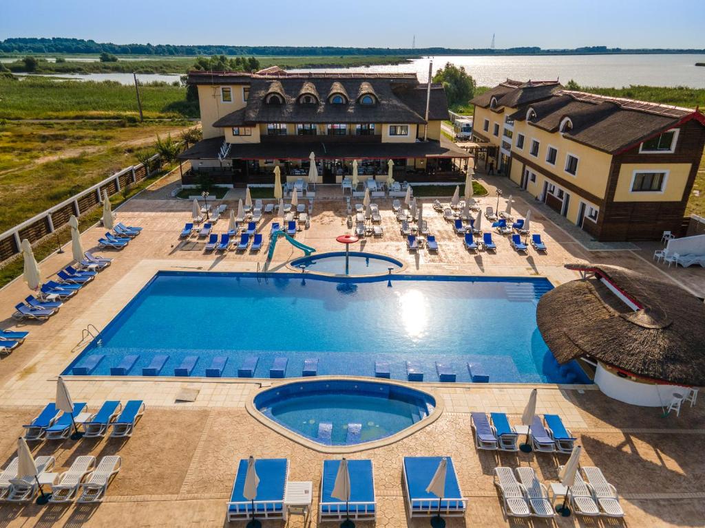 una vista aérea de un complejo con piscina en Pensiunea Danubiu, en Murighiol