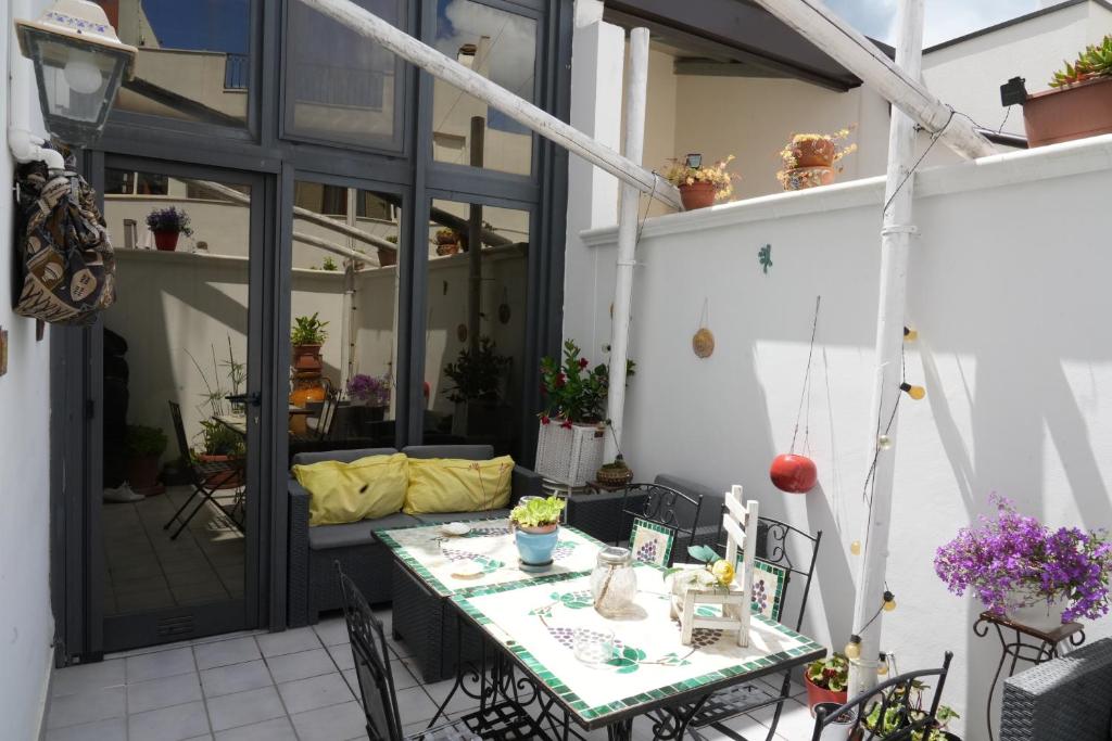 A balcony or terrace at B&B Il Grifone