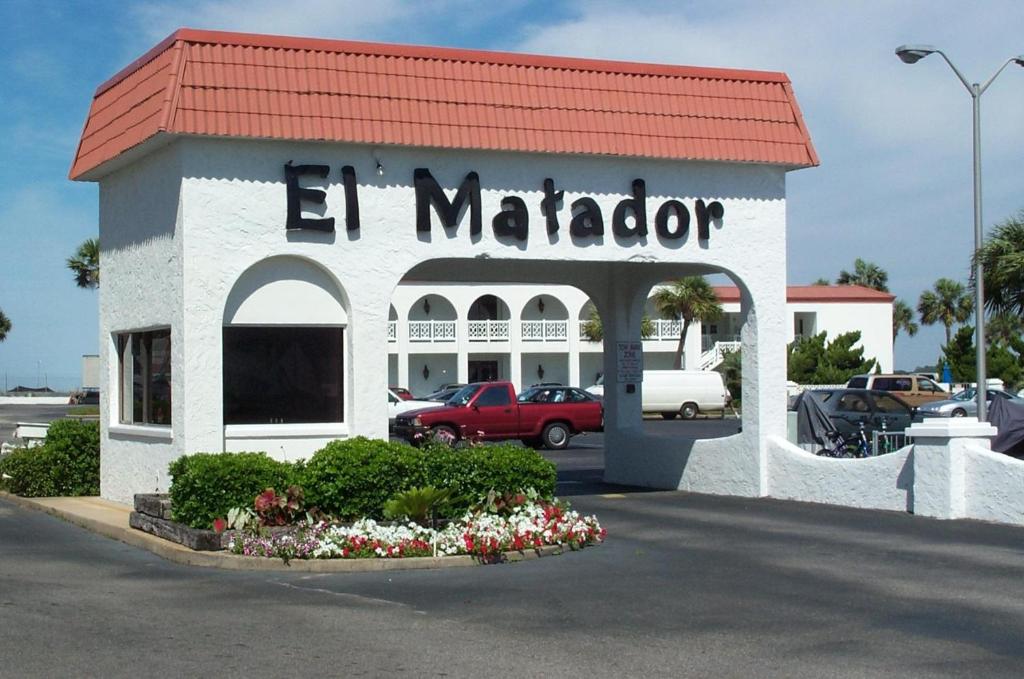 een winkel met een bord dat El Marauder leest bij 620 El Matador by Alicia Hollis Realtor Rentals - Open Now in Fort Walton Beach