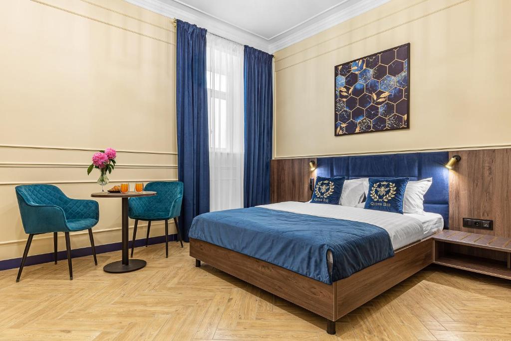 Queen Bee - Standard Double Room