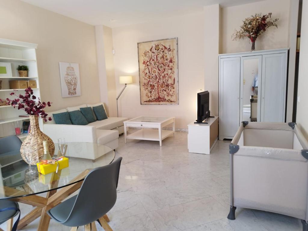 sala de estar con mesa y sofá en Suite Apartament Cathedral en Sevilla