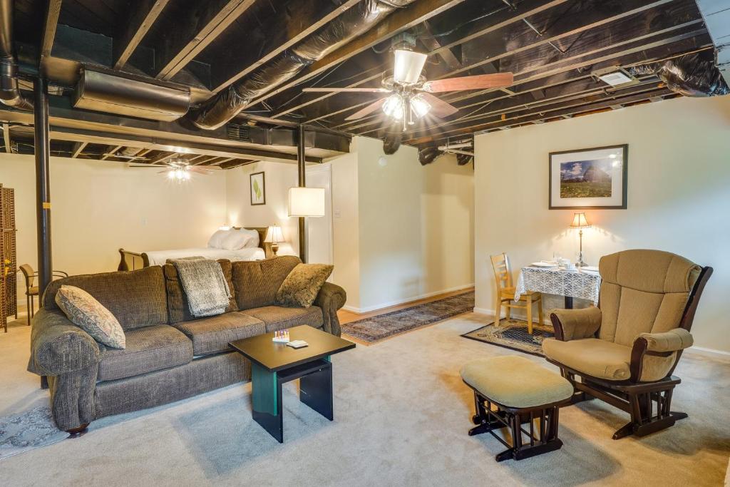 ein Wohnzimmer mit einem Sofa und einem Bett in der Unterkunft Durham Vacation Rental 2 Mi to Duke University! in Durham