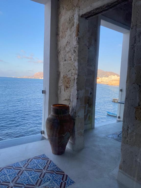 a vase sitting in a room next to a window at Cielomare Residence Diffuso in Trapani