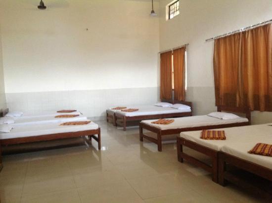 een kamer met drie bedden in een kamer bij Paradise guest view in Nandaprayāg