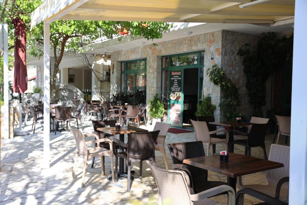 Restoran või mõni muu söögikoht majutusasutuses Hotel Kalaja