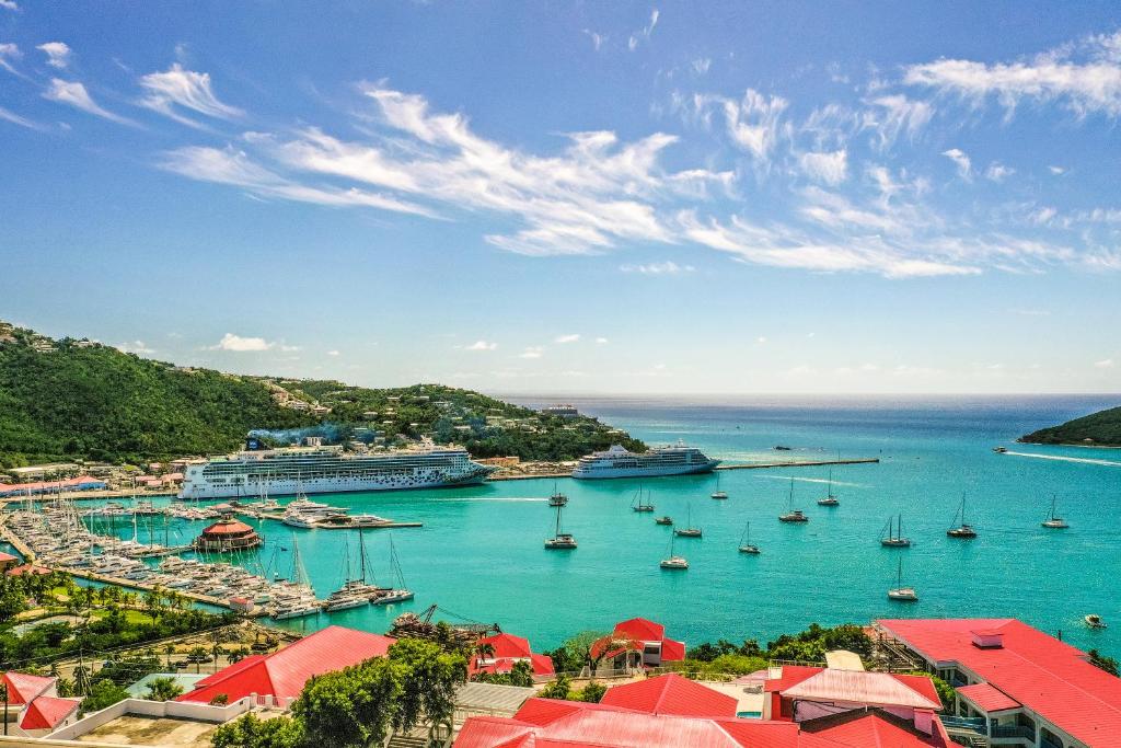 uma vista para um porto com barcos na água em Castle Villas at Bluebeards by Capital Vacations em Charlotte Amalie