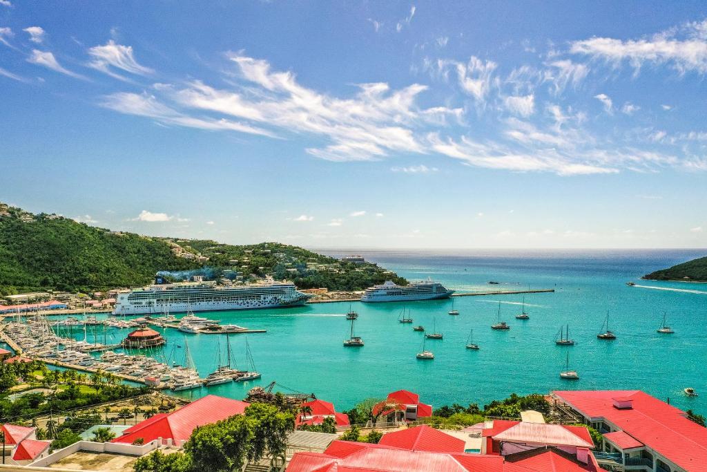 vistas a un puerto con barcos en el agua en Castle Villas at Bluebeards by Capital Vacations, en Carlota Amalia