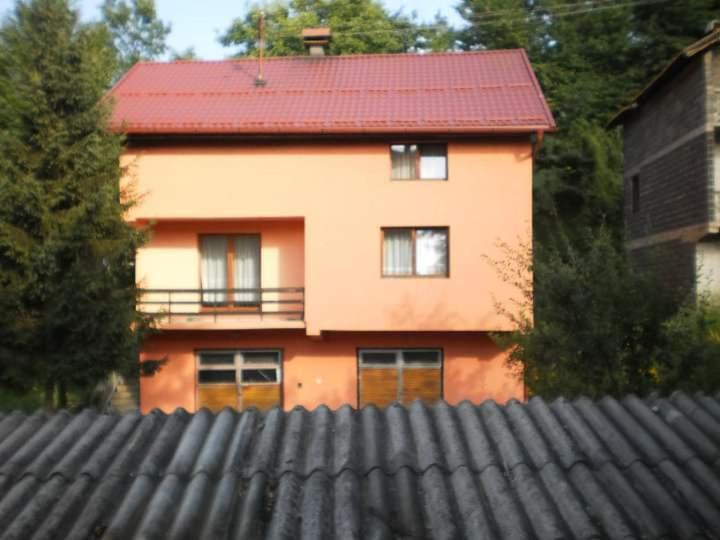 une maison avec un toit rouge à l'avant dans l'établissement Robyland, à Visoko