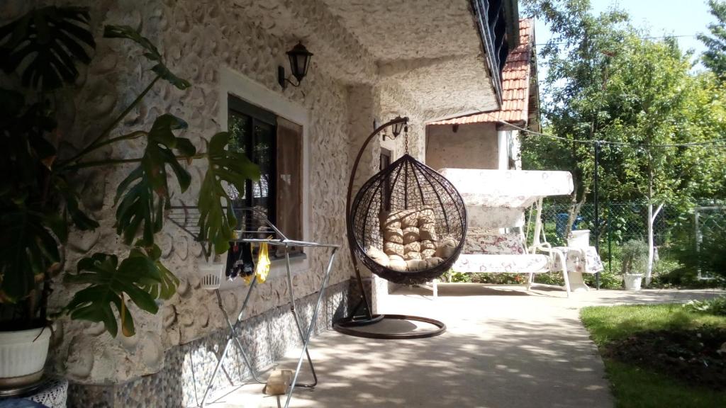 un cesto di patate appeso sul lato di un edificio di Sobe Milinka a Soko Banja