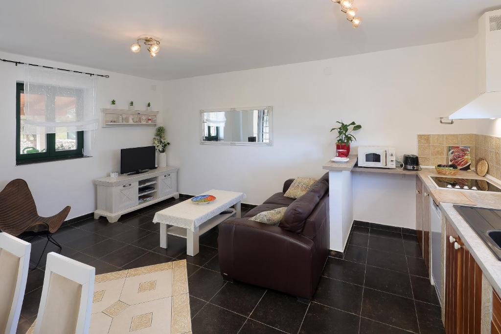 TV a/nebo společenská místnost v ubytování Villa Niko PET FRIENDLY 200 M FROM HIDDEN SANDY BEACH pets stays for free