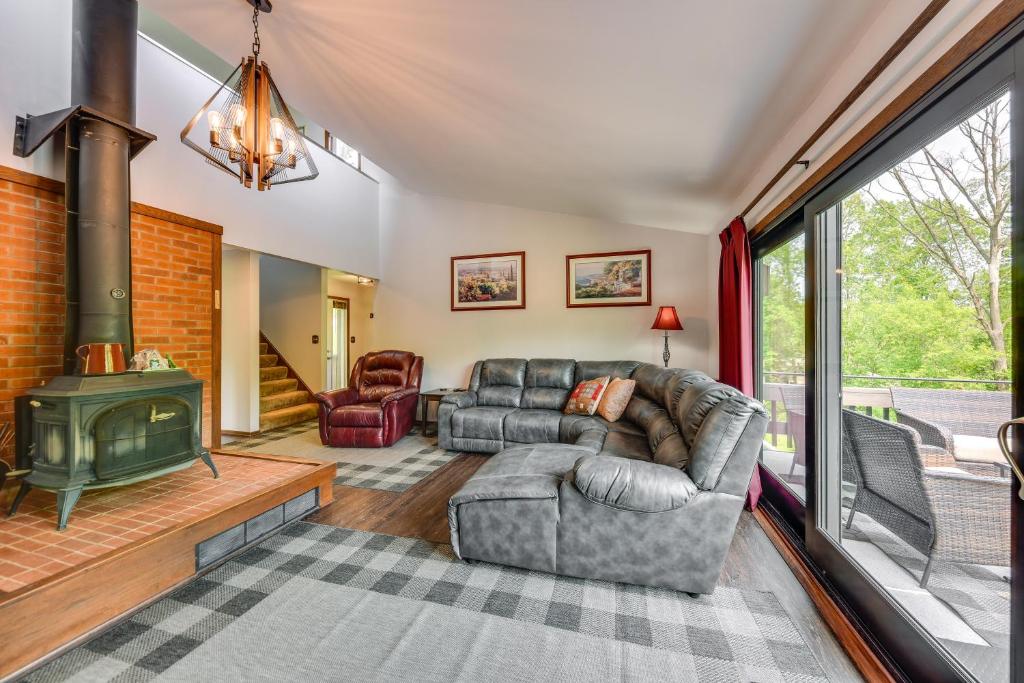 een woonkamer met een bank en een open haard bij Wisconsin Vacation Rental Retreat with Deck in Twin Lakes