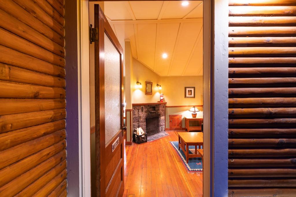 Johnston Canyon Lodge & Bungalows - Bungalow Met Twee Slaapkamers