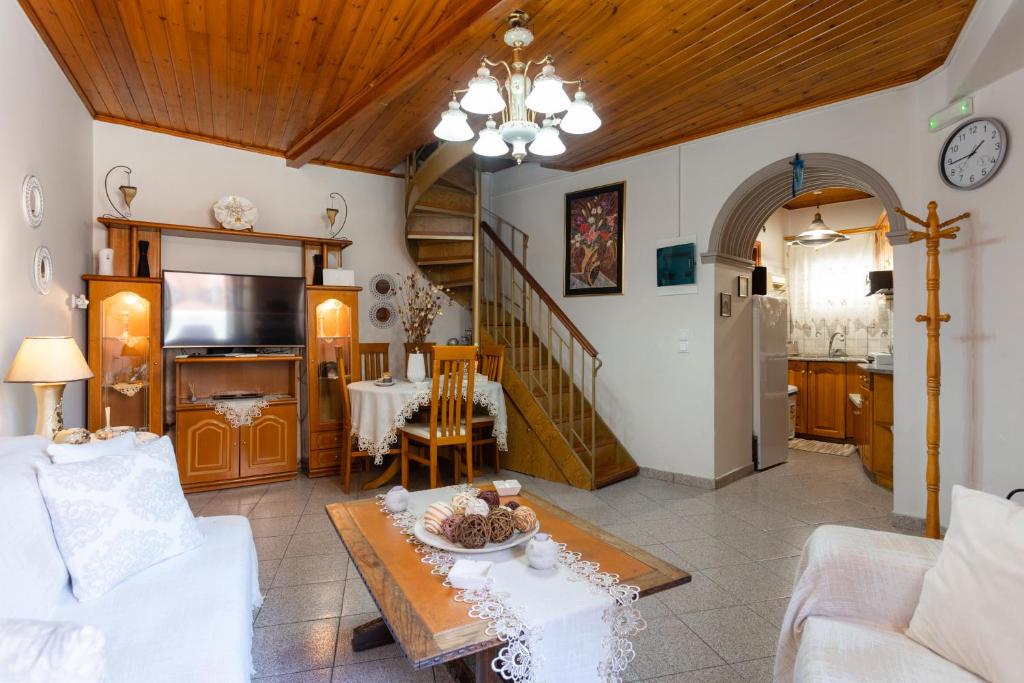 un soggiorno con tavolo e cucina di Nature Village Apartment ad Ágioi Déka