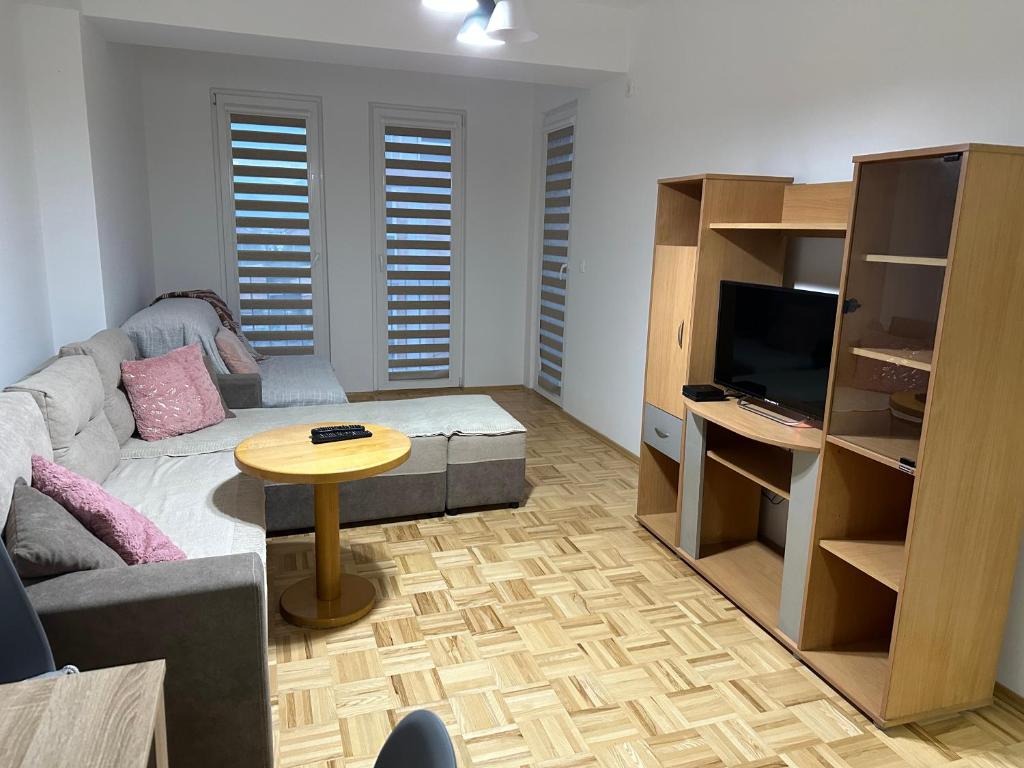 een woonkamer met een bank en een tafel bij Welcoming Apartment w/ Wi-Fi + Private Bathroom in Struga