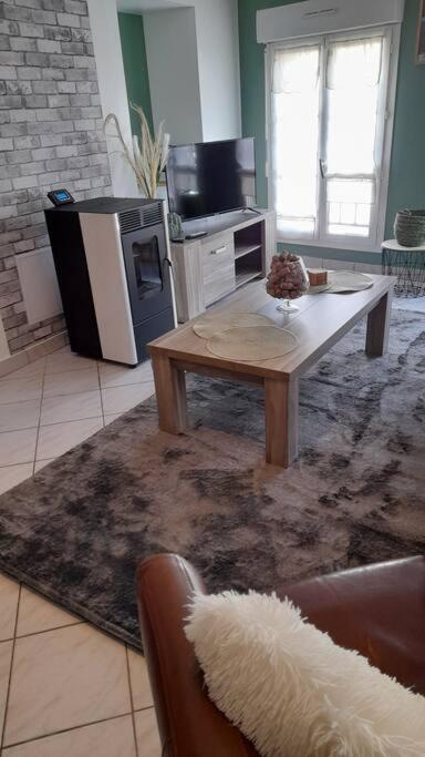 un salon avec une table basse et une cuisine dans l'établissement les galipes, à Hautvillers