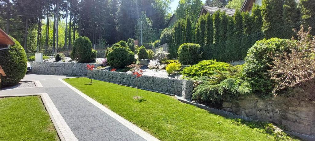 Vonkajšia záhrada v ubytovaní Apartamenty EDEN jacuzzi, sauna
