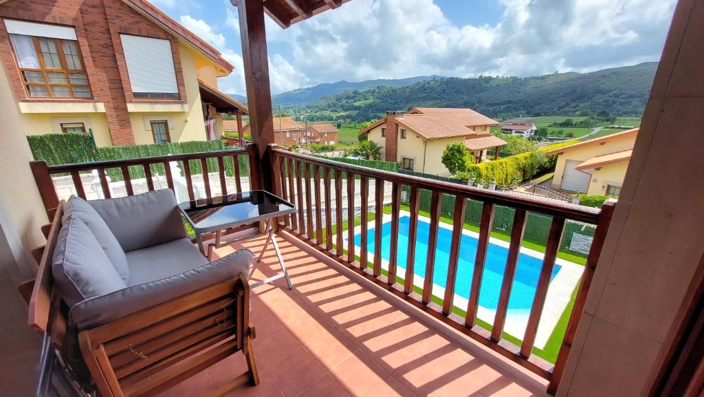 balcón con silla y piscina en sweethome el cerro, en Rasines