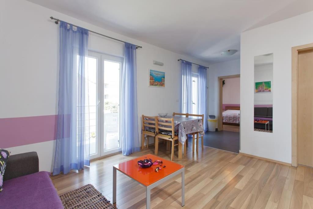 salon ze stołem i jadalnią w obiekcie Komforan apartman 2+2 w Hvarze