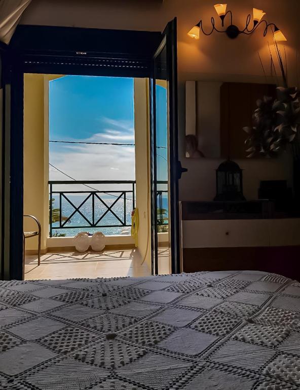 Posteľ alebo postele v izbe v ubytovaní SEAFRONT PRIVILEGE HOUSE Nikiti Beach