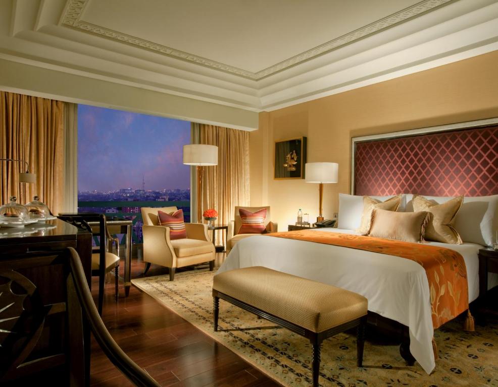 Postel nebo postele na pokoji v ubytování The Leela Palace Chennai